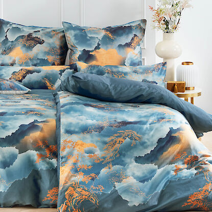 Bettw&auml;sche in Blau und Goldt&ouml;nen mit asiatisch anmutenden Mustern aus Wolken und floralen Elementen