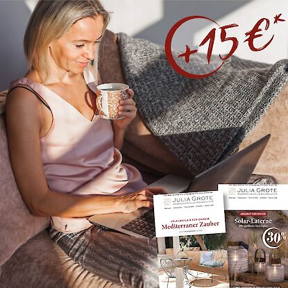 Frau genie&szlig;t Kaffee auf dem Sofa mit Notebook &ndash; Julia Grote Newsletter abonnieren und 15 &euro; Vorteil sichern.