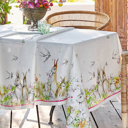 Gelbes Geschirr mit Hahnen- und Hennenmotiven im Regal arrangiert, inklusive Tassen, Tellern und Eierbechern.