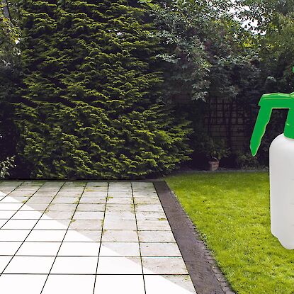 Terrasse vor und nach der Reinigung, daneben Spr&uuml;hflasche und Reinigungsmittel gegen Gr&uuml;nbelag und Algen