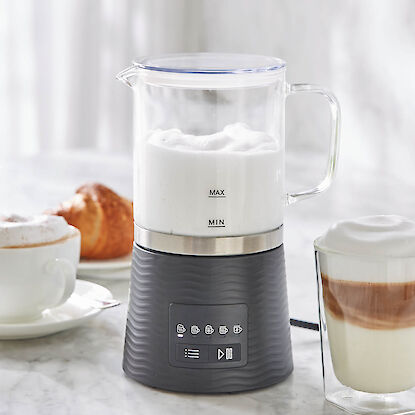 &Eacute;mulsionneur de lait &eacute;lectrique avec mousse de lait, latte macchiato en verre et tasse de caf&eacute; &agrave; c&ocirc;t&eacute;